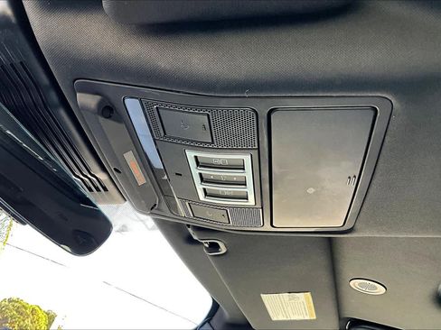 Used 2023 Land Rover Discovery Metropolitan Edition image 33