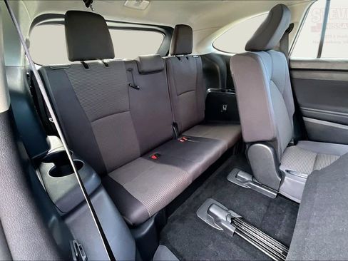 Used 2024 Toyota Highlander LE image 25