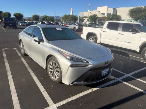 Used 2025 Toyota Mirai XLE RWD image 2