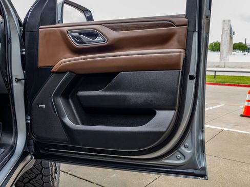 Used 2024 Chevrolet Suburban High Country image 38