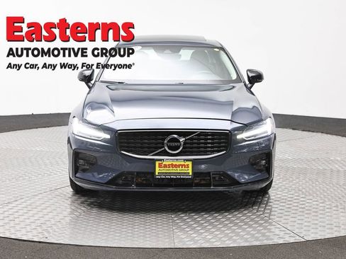 Used 2022 Volvo S60 B5 Momentum image 2