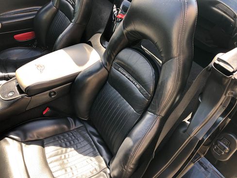 Used 2004 Chevrolet Corvette Convertible w/ Preferred Equipment Group RWD image 17