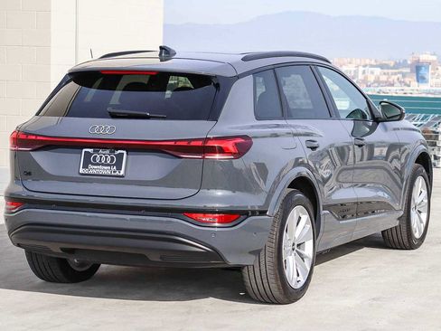 Used 2025 Audi Q6 e-tron Premium w/ Convenience Package image 4