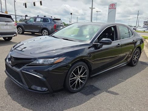 Used 2021 Toyota Camry SE FWD image 3
