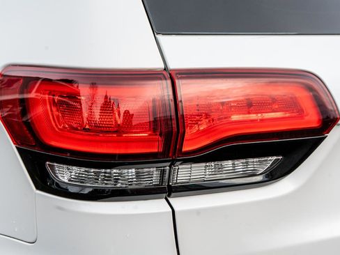 Used 2019 Jeep Grand Cherokee SRT image 8