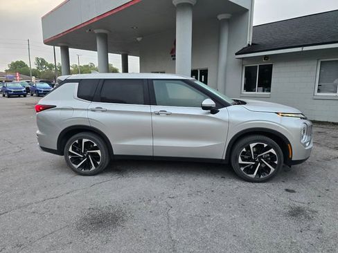 Used 2022 Mitsubishi Outlander SE image 3