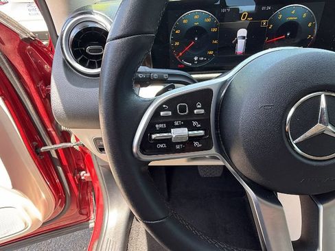 Used 2022 Mercedes-Benz GLB 250 4MATIC image 28