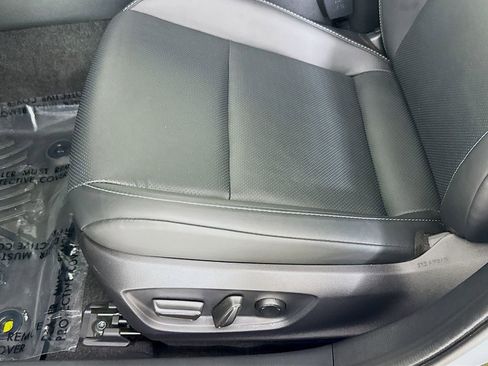 Used 2025 Toyota Prius XLE image 18