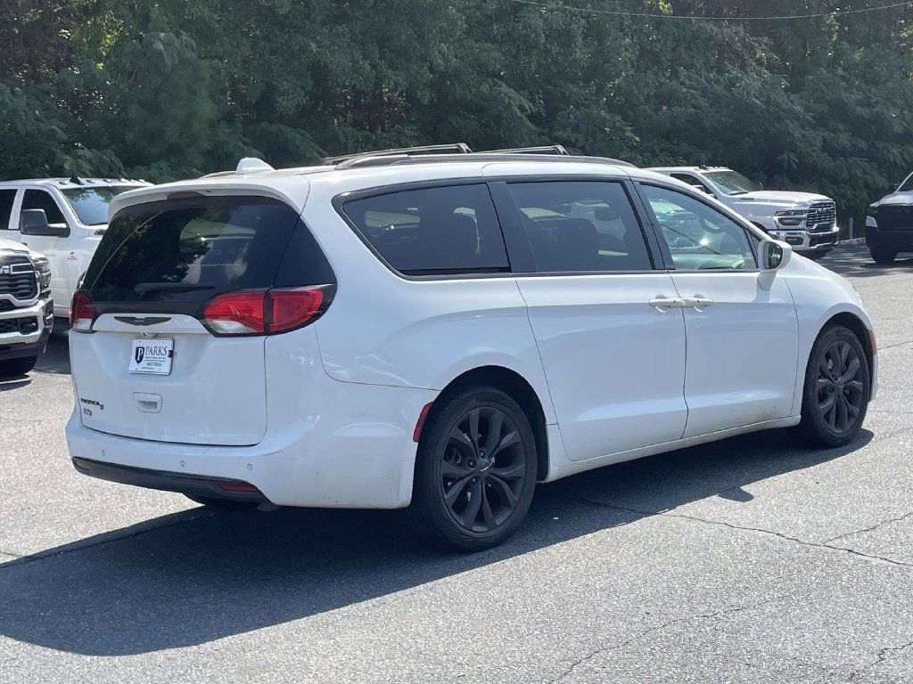 Used 2020 Chrysler Pacifica Touring-L Plus w/ S Appearance Package FWD image 7