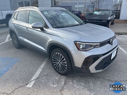 Used 2025 Volkswagen Taos SE image 6