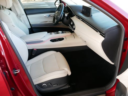 Used 2022 Genesis GV70 2.5T w/ Advanced Package image 10