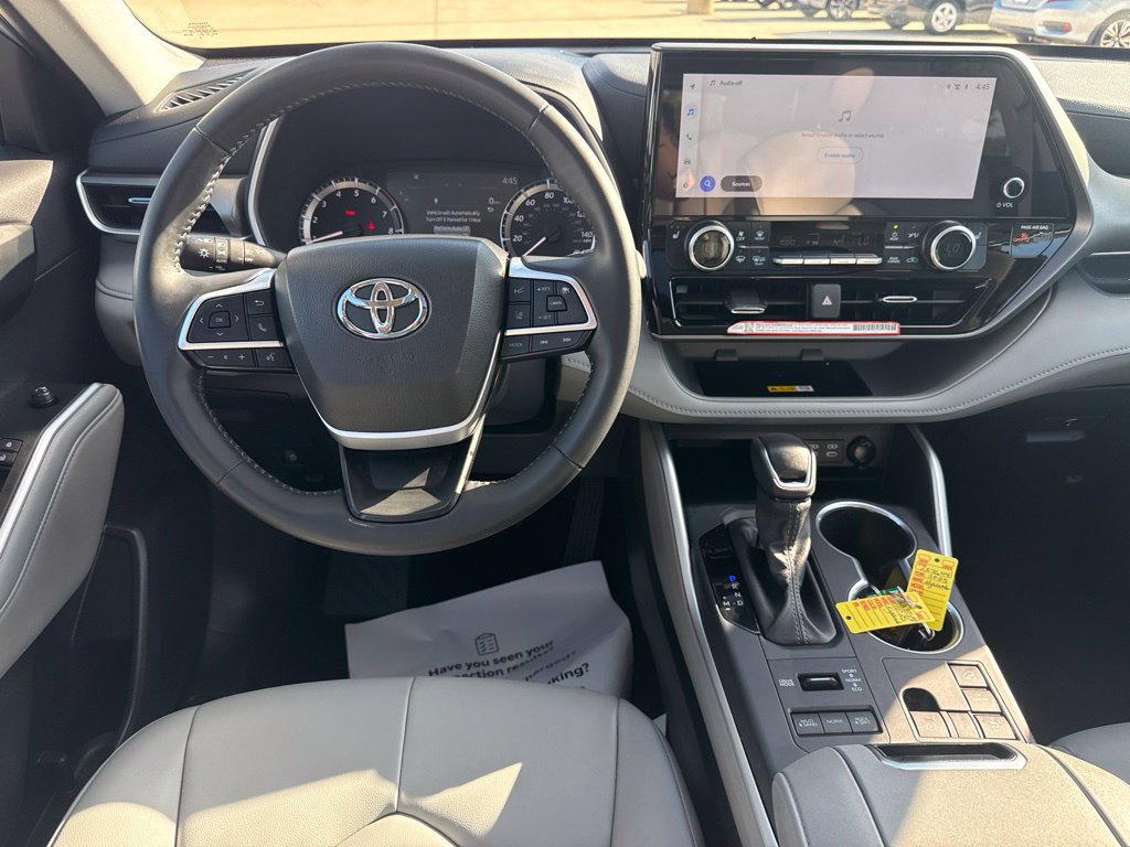 Used 2025 Toyota Highlander XLE AWD/4WD image 11