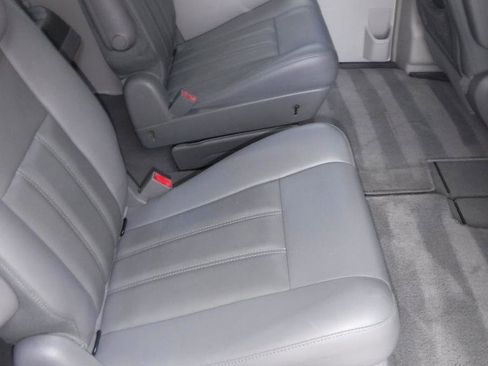 Used 2009 Chrysler Town & Country Touring image 29