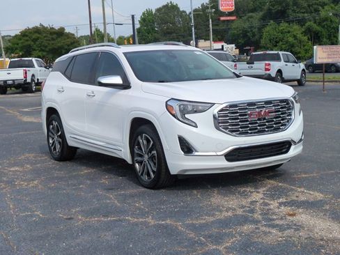 Used 2020 GMC Terrain Denali w/ Denali Premium Package FWD image 2
