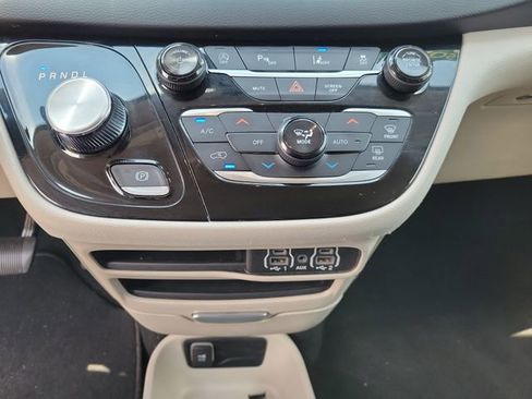 Used 2023 Chrysler Pacifica Touring-L FWD image 37