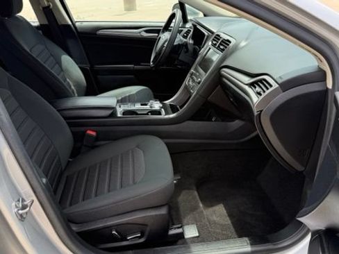 Used 2019 Ford Fusion SE FWD image 18