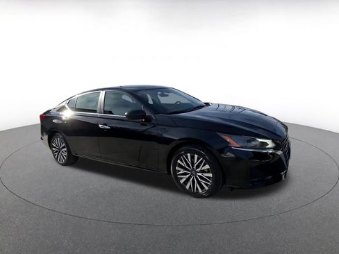 Used 2025 Nissan Altima 2.5 SV image 2