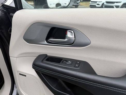 Used 2018 Chrysler Pacifica Limited image 30