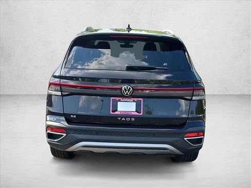 New 2026 Volkswagen Taos SE FWD image 4