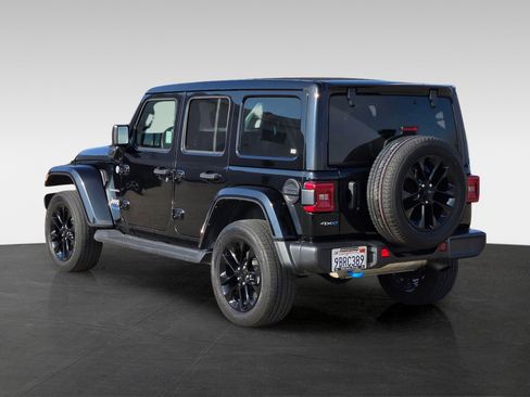 Used 2022 Jeep Wrangler Unlimited Sahara w/ Cold Weather Group image 7