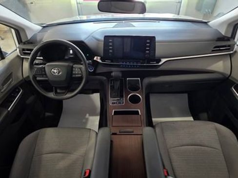 Used 2024 Toyota Sienna LE image 32