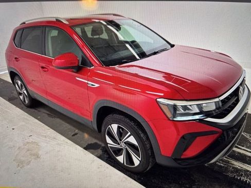 Used 2024 Volkswagen Taos SE w/ Panoramic Sunroof Package image 3