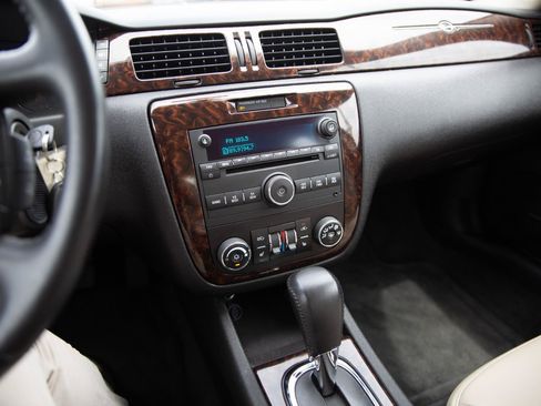 Used 2013 Chevrolet Impala LTZ FWD image 12