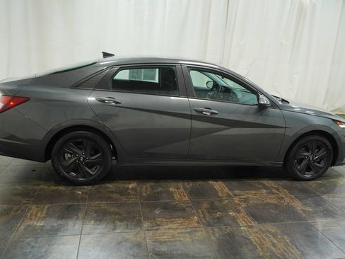 Used 2023 Hyundai Elantra SEL w/ Preferred Accessory Package FWD image 4