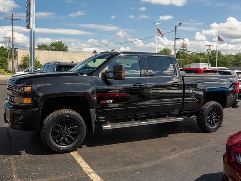 Used 2016 Chevrolet Silverado 2500 LT w/ Midnight Edition AWD/4WD image 4