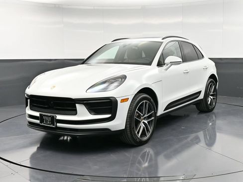 Certified 2025 Porsche Macan image 1