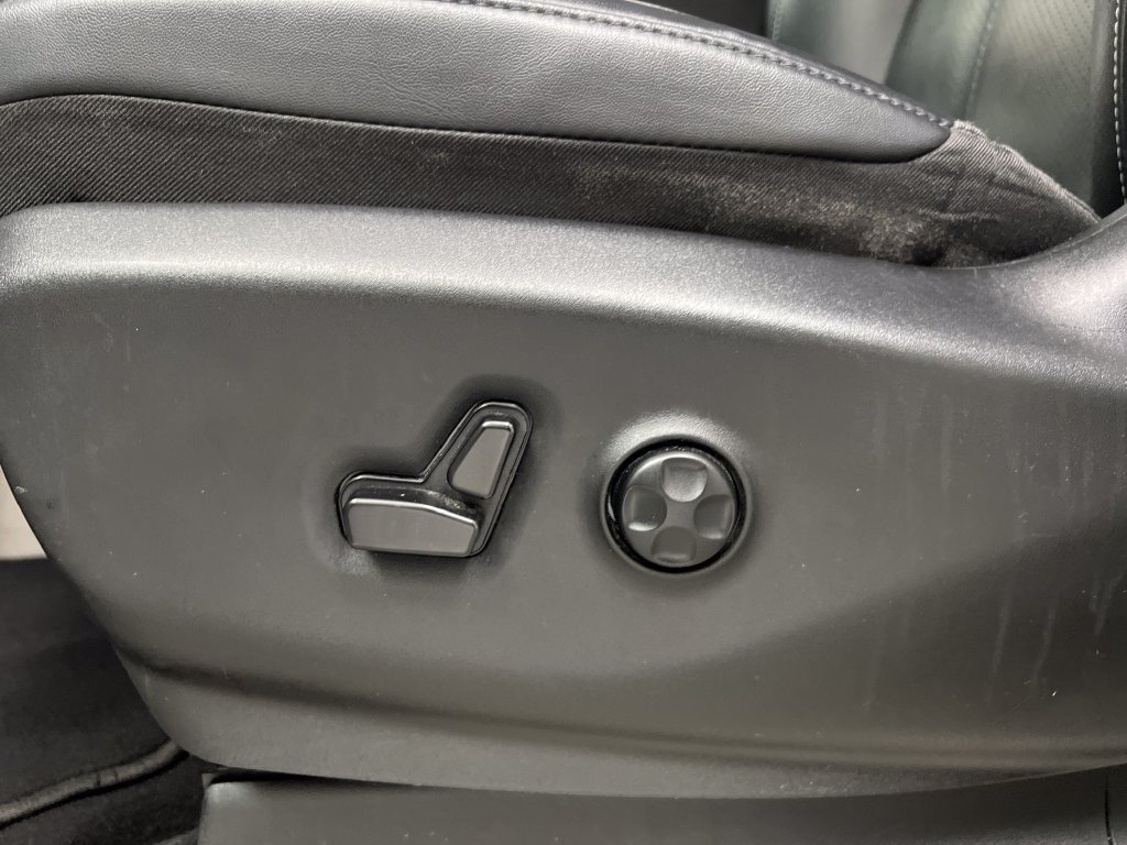 Used 2024 Chrysler Pacifica Touring-L FWD image 13
