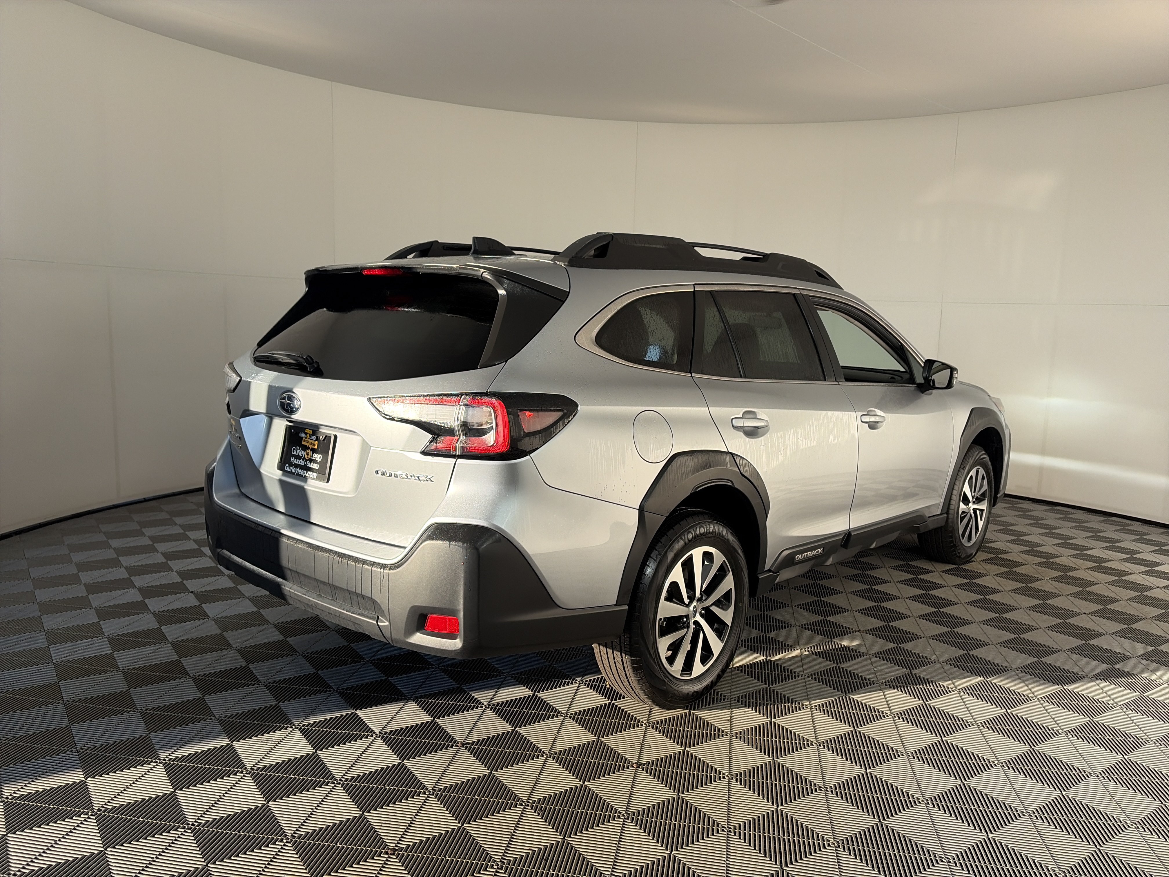 Certified 2025 Subaru Outback Premium AWD/4WD image 9