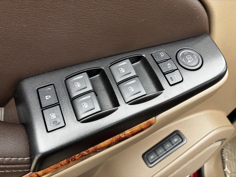 Used 2020 Chevrolet Suburban Premier image 11