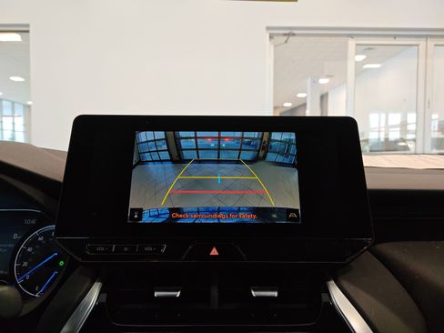 Used 2024 Toyota Venza XLE image 18