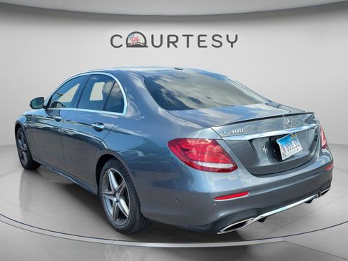 Used 2017 Mercedes-Benz E 300 4MATIC image 2