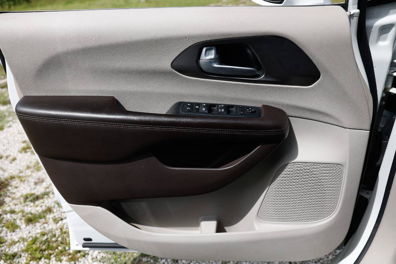 Used 2018 Chrysler Pacifica Touring-L FWD image 39