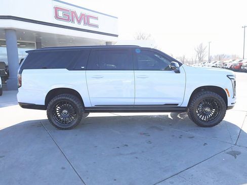 Used 2026 Cadillac Escalade ESV Sport w/ Touring Package image 7