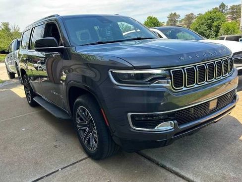Used 2023 Jeep Wagoneer 4WD w/ Premium Group I image 2