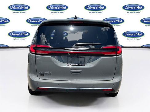 Used 2023 Chrysler Pacifica Touring-L FWD image 6
