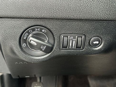 Used 2018 Chrysler 300 Limited image 34