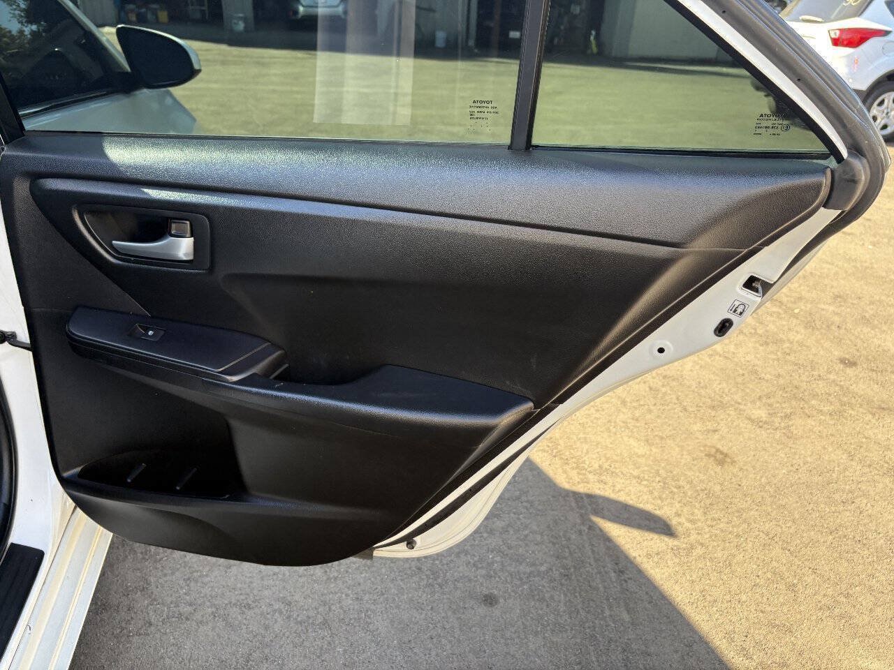 Used 2016 Toyota Camry SE FWD image 25