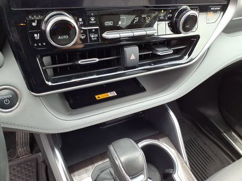 Used 2024 Toyota Highlander Platinum AWD/4WD image 34