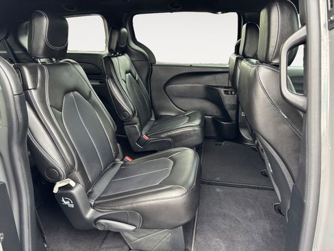 Used 2025 Chrysler Pacifica Select image 11