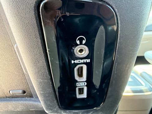 Used 2018 Chrysler Pacifica Touring-L Plus w/ Advanced Safetytec Group FWD image 15