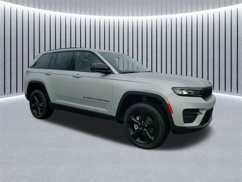 New 2025 Jeep Grand Cherokee Altitude image 2