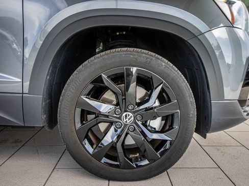 Used 2023 Volkswagen Taos SE w/ Panoramic Sunroof Package FWD image 5