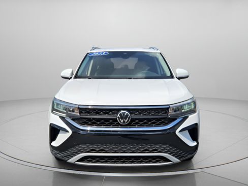 Used 2023 Volkswagen Taos SE w/ Panoramic Sunroof Package FWD image 8