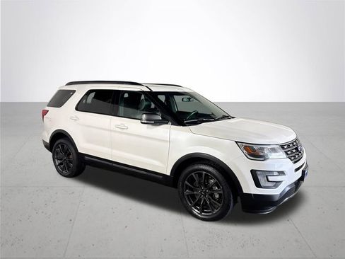 Used 2017 Ford Explorer XLT w/ Equipment Group 202A AWD/4WD image 4