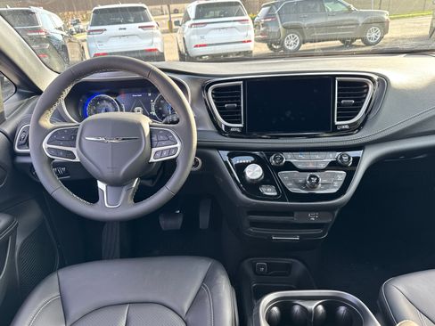 New 2026 Chrysler Pacifica Select image 8