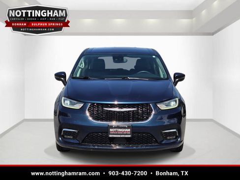 Used 2023 Chrysler Pacifica Touring-L FWD image 2